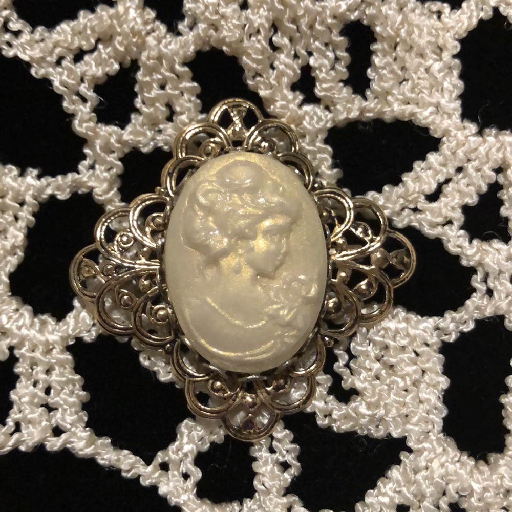 Vintage molded cameo pin brooch